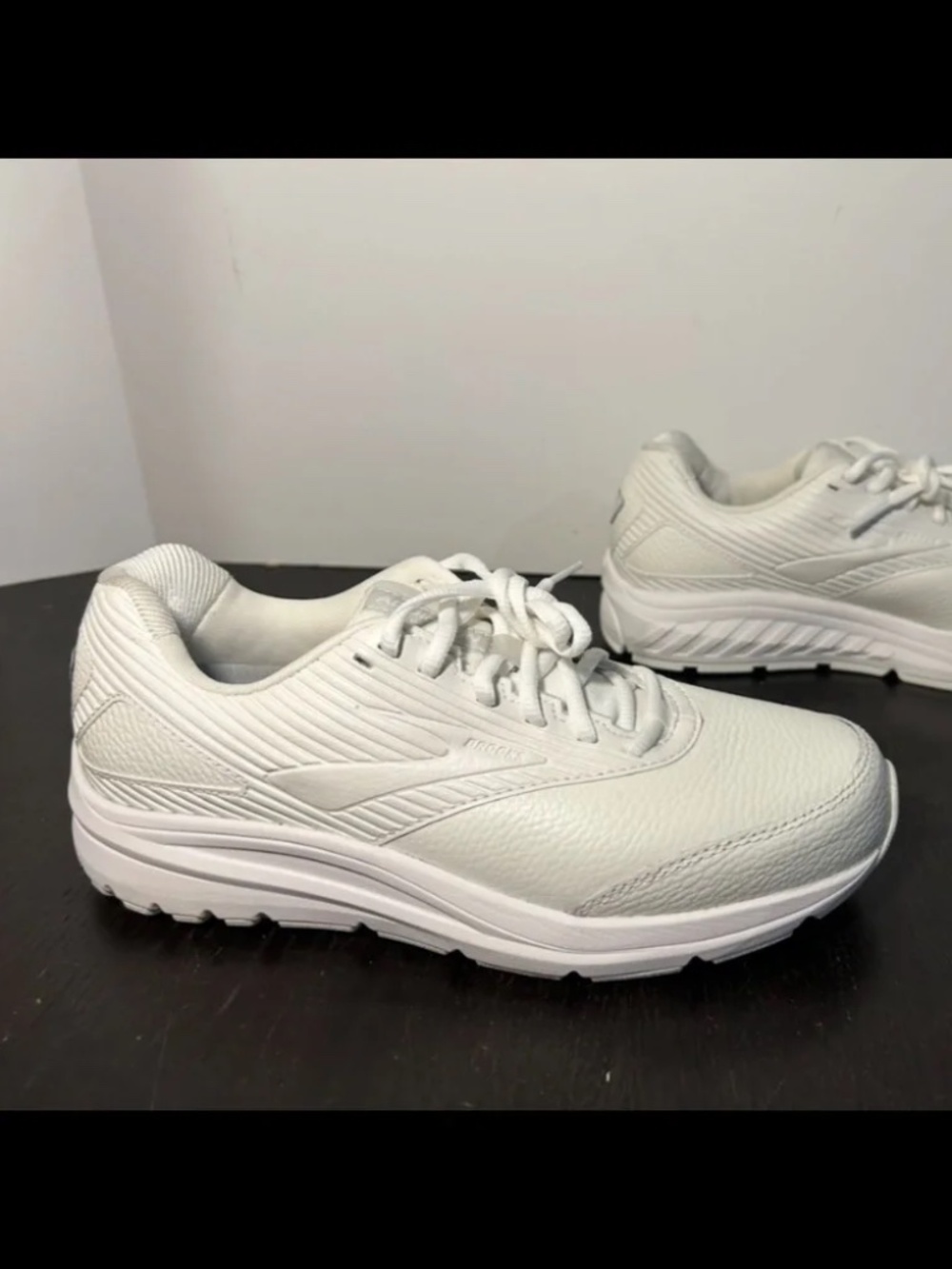 NWOB Brooks Addiction Walker 2 Shoes Sneakers White Womans Size 9.5 2A Narrow